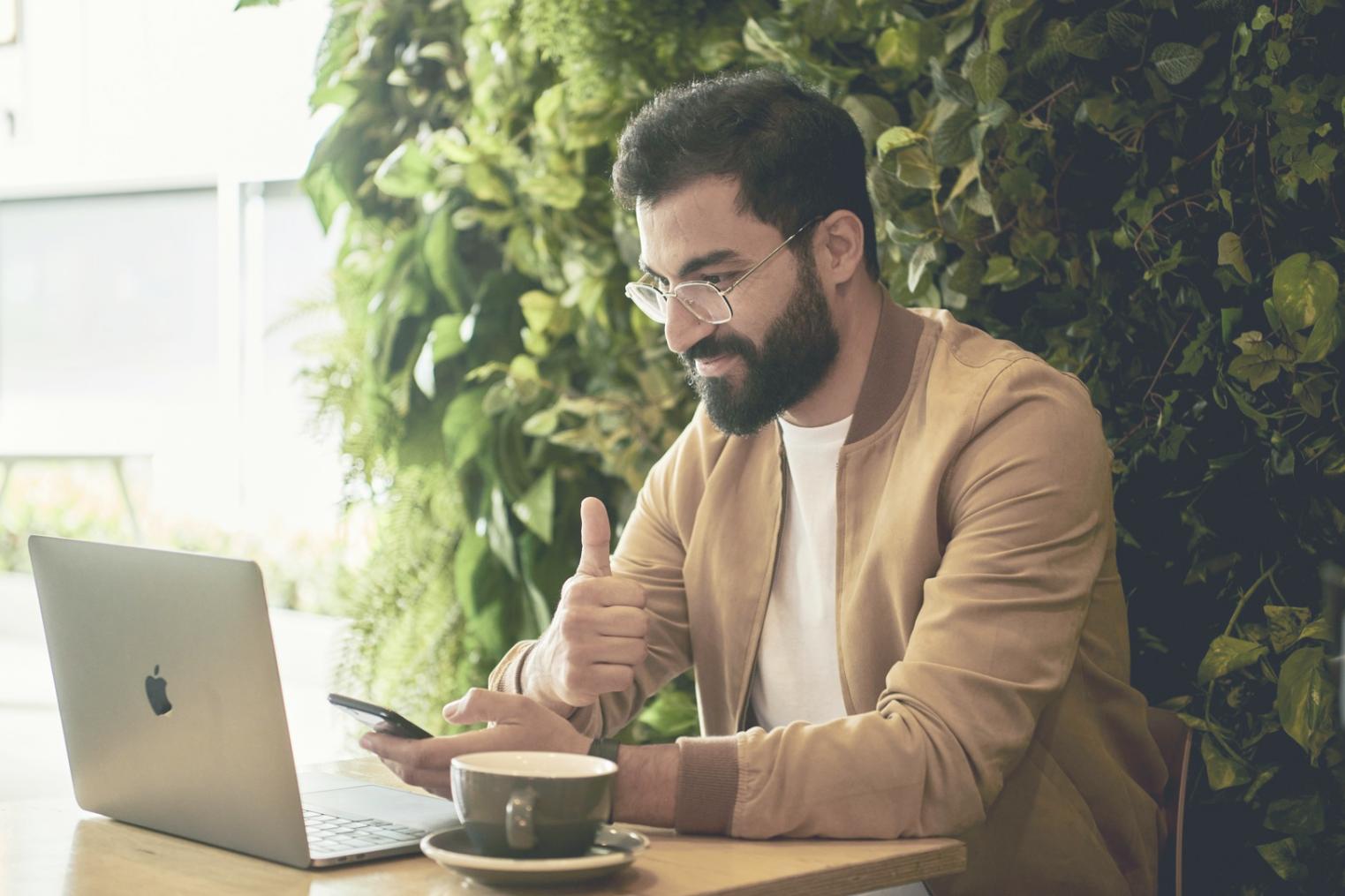 Profissional analisando dados financeiros em ambiente corporativo